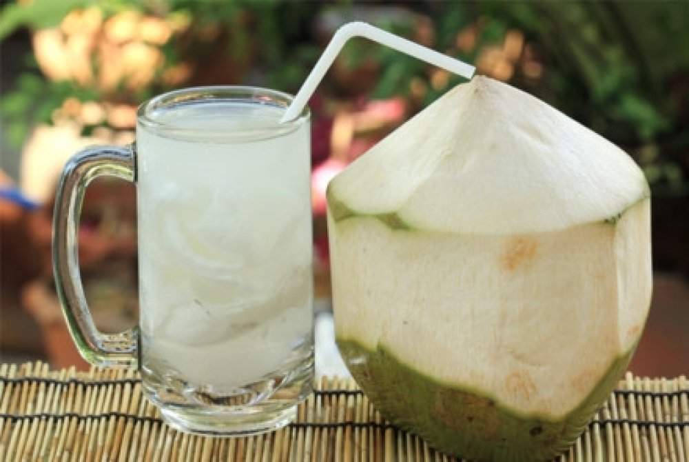 Nước dừa cực kỳ hại cơ thể khi uống vào buổi tối