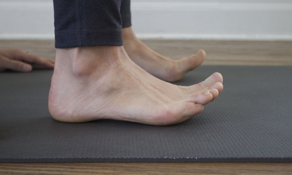 ĐỊNH TUYẾN BÀN CHÂN TRONG YOGA (ALIGNMENT)