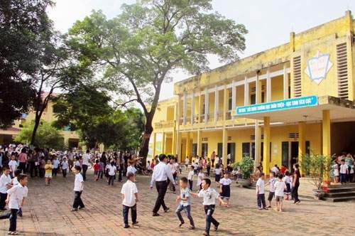 Tả cảnh sân trường trước giờ học mẫu 3