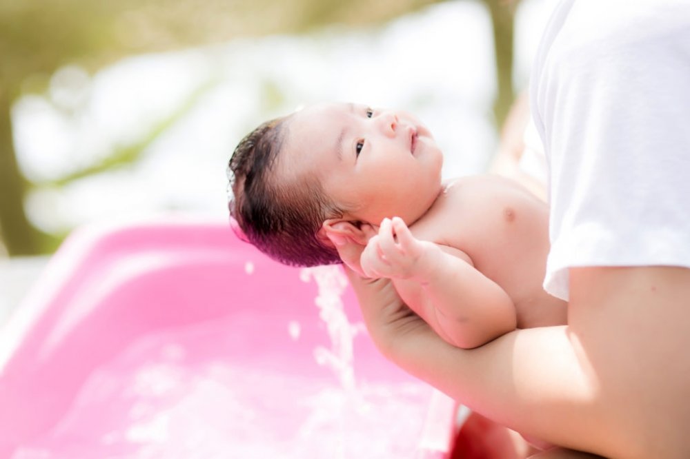 Hướng dẫn tắm cho trẻ sơ sinh đúng cách