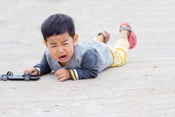 Làm gì khi con trẻ bị té ngã