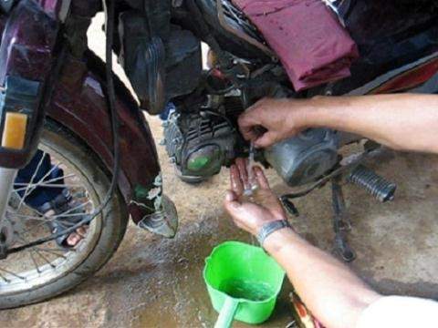 Xe máy không nổ do xăng pha nước và cách khắc phục