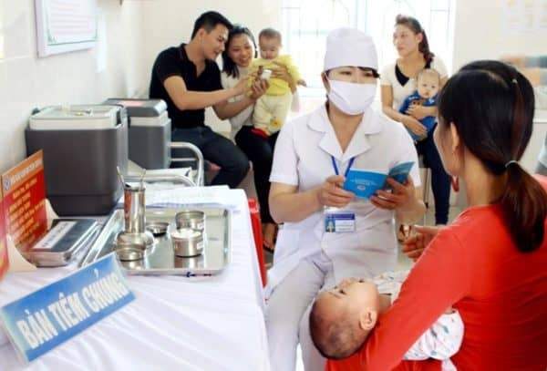 Trẻ sốt sau khi tiêm vaccine có đáng lo ngại?