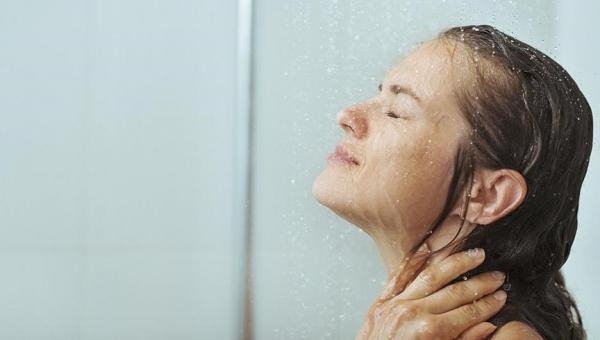 Nguy cơ đột quỵ, ung thư da nếu tắm quá nhiều khi trời lạnh