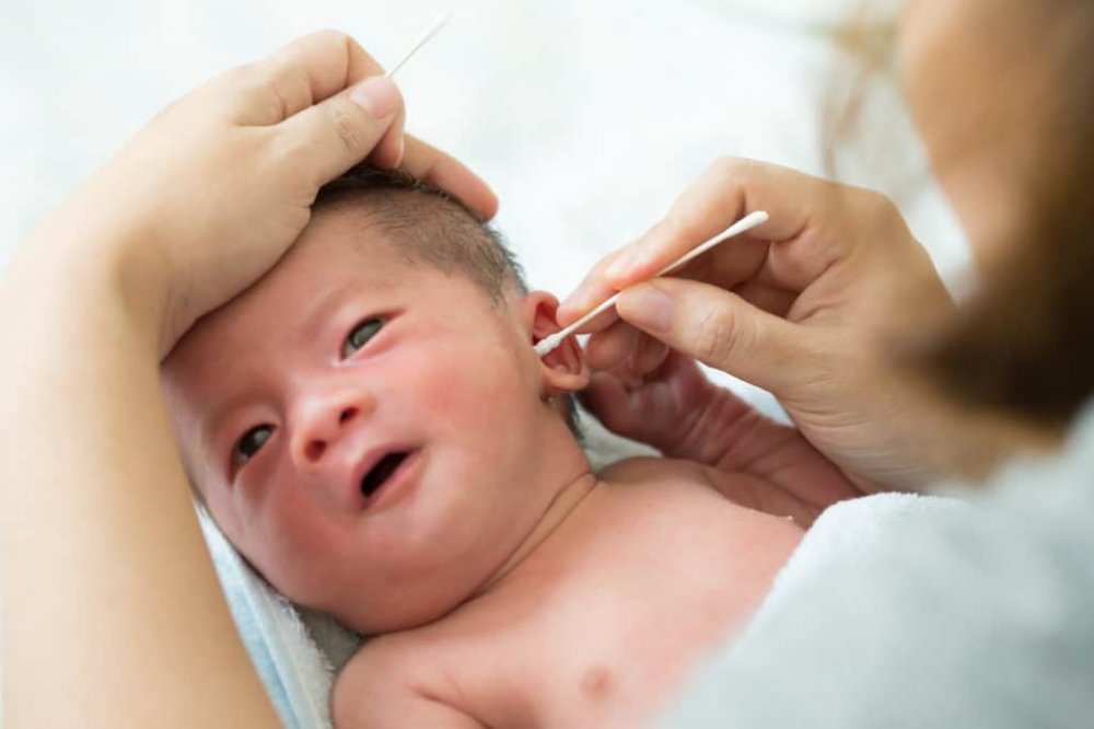 Mẹ có nên lấy ráy tai cho bé?
