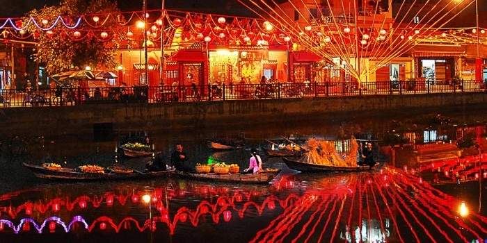 Phân tích bài thơ Nguyên tiêu của Hồ Chí Minh