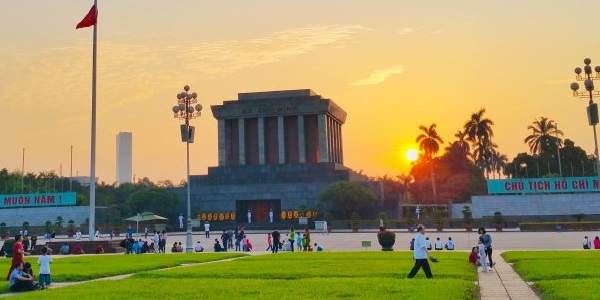 NGỮ VĂN 9 - HƯỚNG DẪN SOẠN BÀI VIẾNG LĂNG BÁC