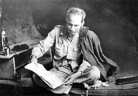 Phân tích bài thơ Báo tiệp ( Tin thắng trận ) của Hồ Chí Minh