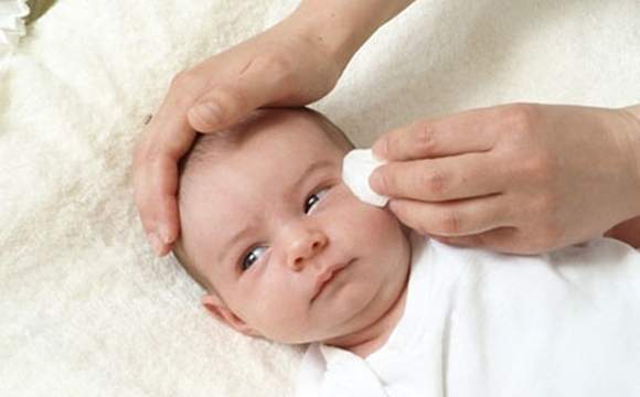 Làm sao khi mắt trẻ sơ sinh nhiều ghèn vàng