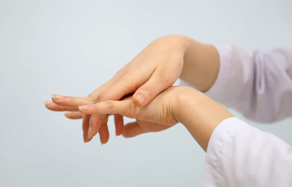 Tê nhức chân tay là dấu hiệu của bệnh gì?