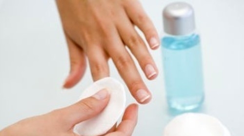 Tác dụng bất ngờ của nước tẩy sơn móng tay