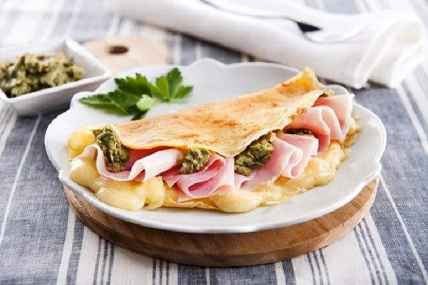 Bánh crepe xúc xích